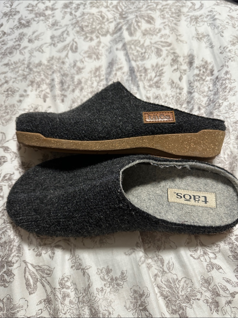 Taos Footwear Women's Charcoal Wool Slip-On Clogs with Tan Outsole